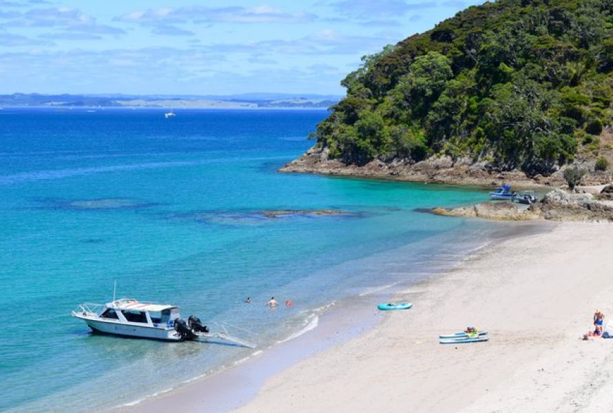 Intimate discovery of the Bay of Islands